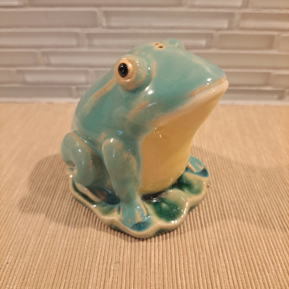 Vtg Henriksen Imports Kitschy Ceramic Frogs Lily Pads ONE Shaker